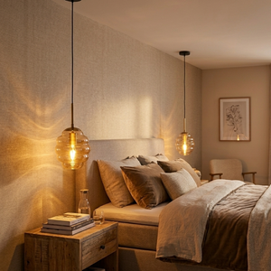 Die schwarze Pendelleuchte Favo kreiert eine gemütliche Atmosphäre. Perfekt für entspannte Abende im Esszimmer.