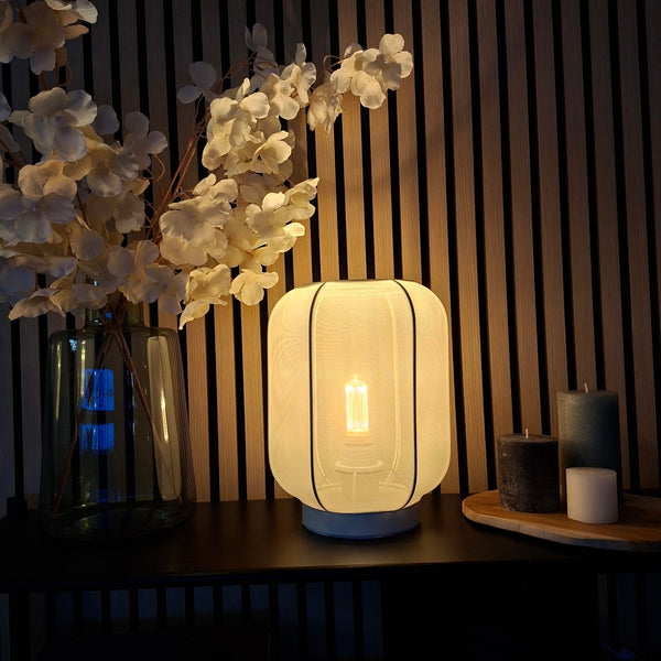 Detailansicht der cremefarbenen Lecce Tischleuchte. Ihr Japandi-Design bringt harmonische Eleganz in jedes Zuhause.