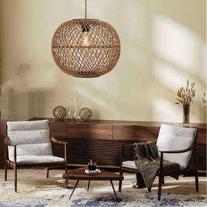 Die runde Pendelleuchte in Braun vereint Holz und Metall perfekt. Ideal für eine gemütliche, ländliche Atmosphäre.