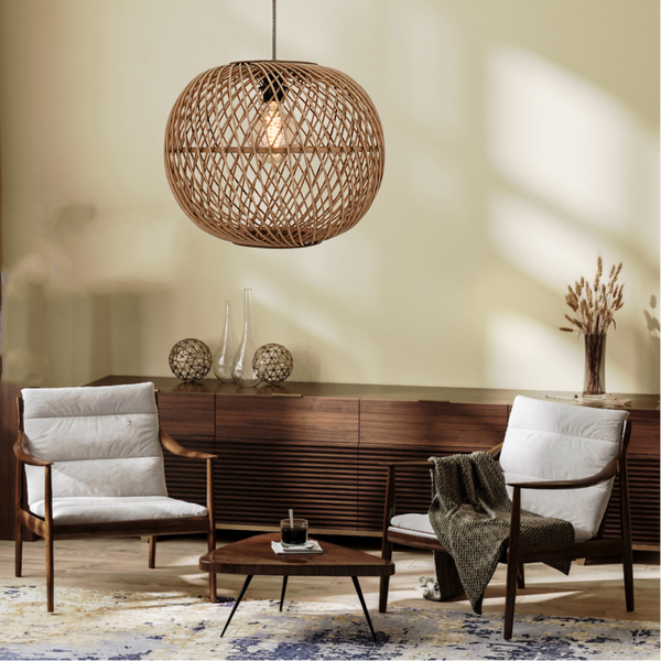 Die runde Pendelleuchte in Braun vereint Holz und Metall perfekt. Ideal für eine gemütliche, ländliche Atmosphäre.