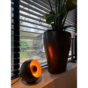 Die Various Sfera Tischleuchte in Schwarz und Gold bringt modernes Flair in jedes Wohnzimmer.