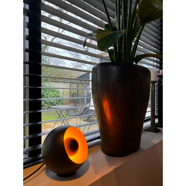Die Various Sfera Tischleuchte in Schwarz und Gold bringt modernes Flair in jedes Wohnzimmer.