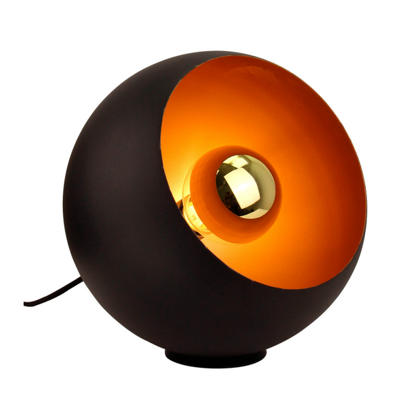 Die moderne Tischleuchte Sfera in Schwarz und Gold setzt elegante Akzente. Ideal für stilvolle Beleuchtung in jedem Raum.