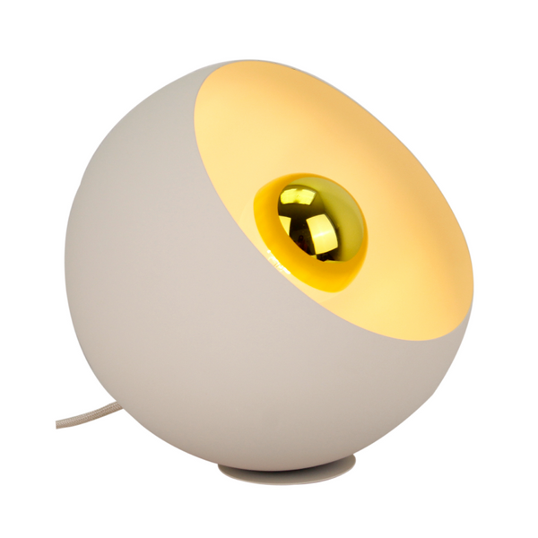 Moderne Tischleuchte Sfera in elegantem Grau. Sie bringt eine gemütliche Atmosphäre in jedes Zuhause.