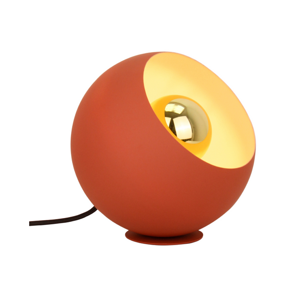 Die rote Tischleuchte Sfera von Various bringt modernen Flair in Ihr Zuhause. Ideal für gemütliche Abende am Tisch.