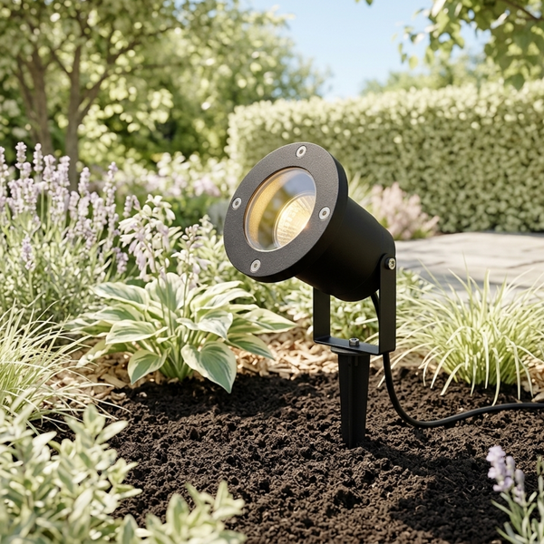 Der schwarze Außenstrahler Ray von Chericoni setzt stimmungsvolle Akzente im Garten. Ideal für gemütliche Abende im Freien.