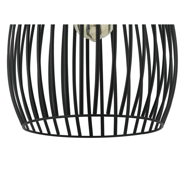 Die schwarze Pendelleuchte Rho überzeugt mit modernem, industriellem Design. Perfekt für gemütliche Abende im Esszimmer.