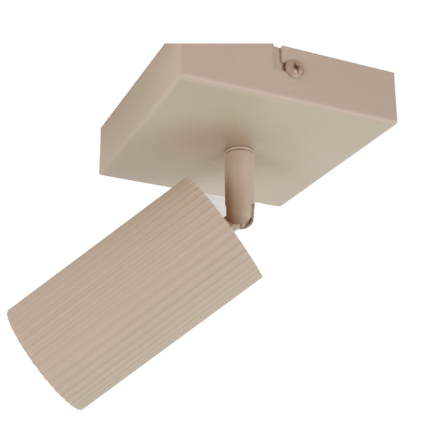 Die Rigo Deckenleuchte in Sandfarbe besticht durch ihr schlichtes, modernes Design.
