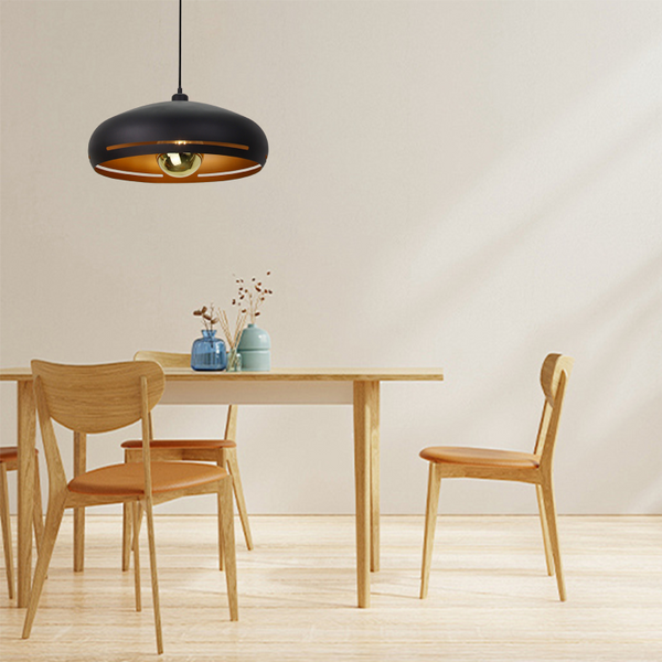 Die moderne Pendelleuchte Streifen in elegantem Schwarz verleiht jedem Raum eine besondere Atmosphäre.