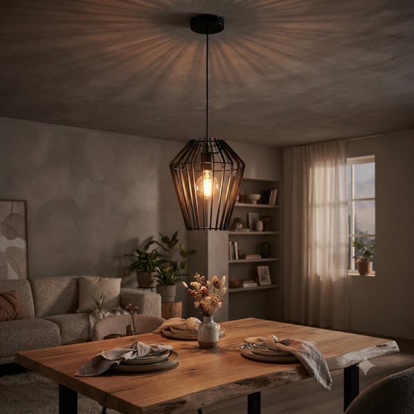 Die schwarze Tavola Pendelleuchte vereint modernes Design mit gemütlicher Atmosphäre. Ideal für stilvolle Essbereiche.