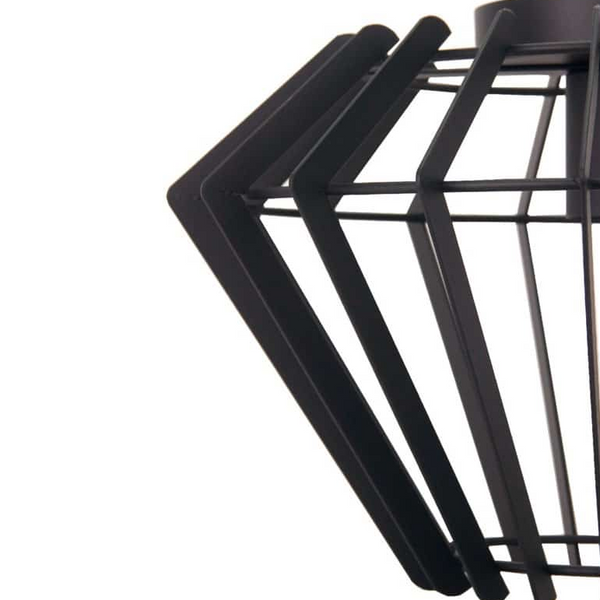 Detailaufnahme der schwarzen Tavola Deckenleuchte mit modernem Design. Ideal für zeitgemäße Wohnräume und elegante Akzente.