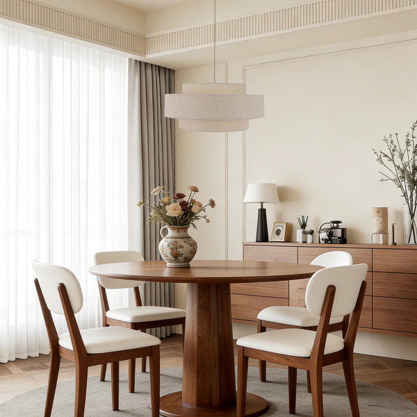 Die beige Pendelleuchte Trilo bringt Japandi-Charme in jeden Raum. Sie schafft eine warme, einladende Atmosphäre.