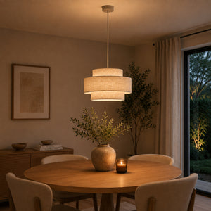 Die beige Trilo Pendelleuchte vereint Japandi-Design mit natürlichem Charme. Sie schafft eine warme, einladende Atmosphäre.