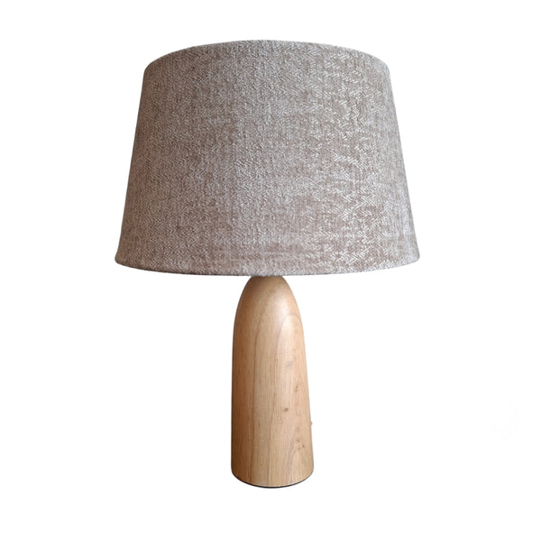 Der natürliche Holz-Lampenfuß von Various bringt Wärme in jeden Raum. Perfekt für individuelle Leuchtenkreationen.