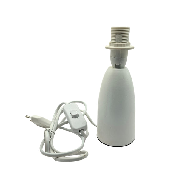 Der elegante Lampenfuß Comico in Weiß besticht durch skandinavisches Design. Ideal für eine stilvolle Tischlampe.
