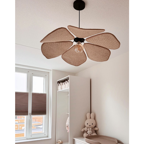 Detailaufnahme der natürlichen Pendelleuchte Schmetterling. Diese Bohemian-Lampe bringt eine warme Atmosphäre in jeden Raum.
