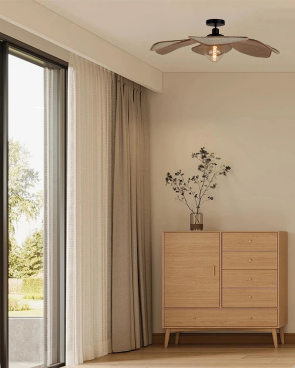 Detailaufnahme der modernen Deckenleuchte Schmetterling in Beige. Diese leuchte bringt zeitlosen Charme in jeden Raum.