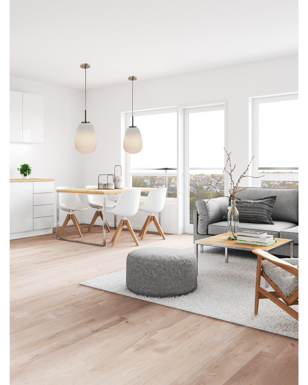 Detailansicht der modernen Costola Pendelleuchte in Weiß und Silber. Sie verleiht jedem Raum eine elegante Lichtatmosphäre.