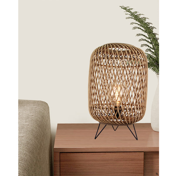 Detailaufnahme der beige Cross Tischleuchte von Various. Ihr rustikales Design bringt ländlichen Charme in jedes Zuhause.