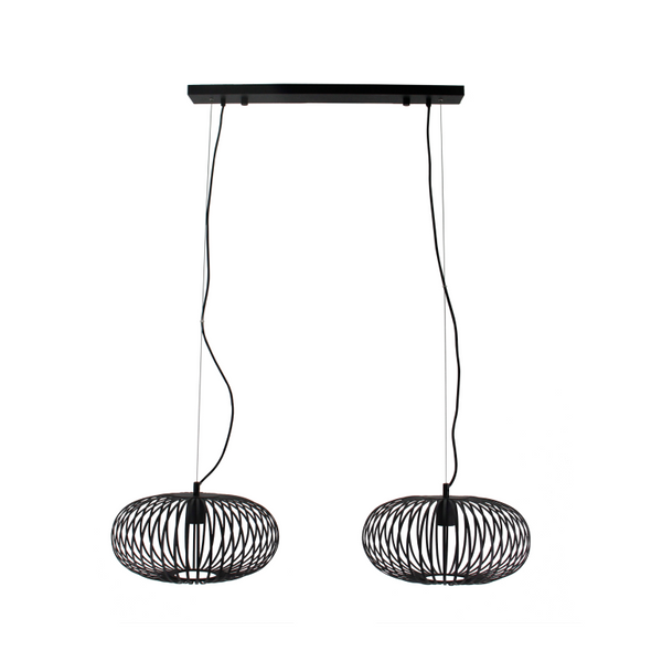 Detailaufnahme der schwarzen Pendelleuchte Curvato mit industriellem Flair. Perfekt für moderne Wohnräume und Essbereiche.