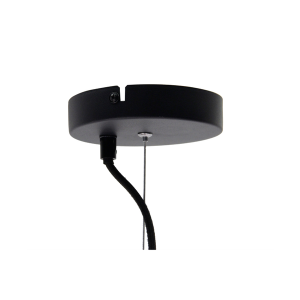 Detailaufnahme der schwarzen Pendelleuchte Curvato. Ihr industrielles Design setzt Akzente und sorgt für moderne Atmosphäre.