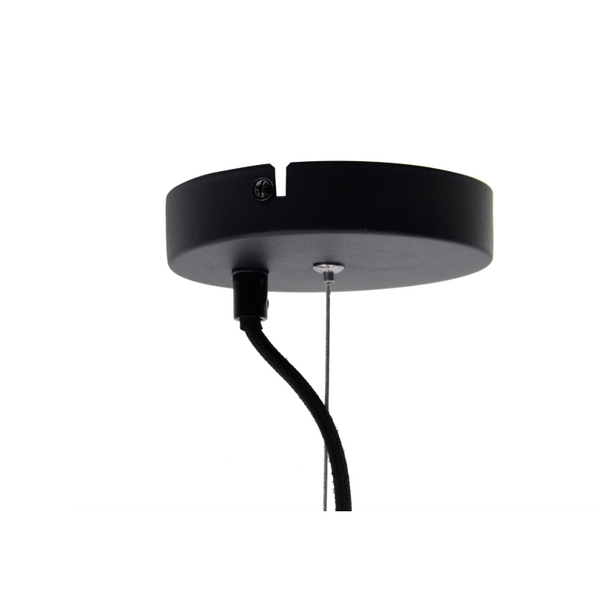 Detailaufnahme der Curvato Pendelleuchte in Schwarz. Ihr industrielles Design ergänzt moderne Wohnräume perfekt.