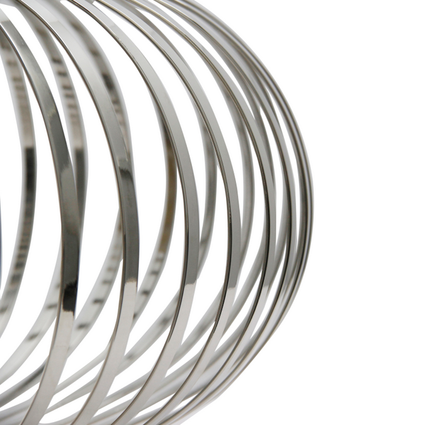 Detailaufnahme der silbernen Curvato Deckenleuchte mit modernem Design.