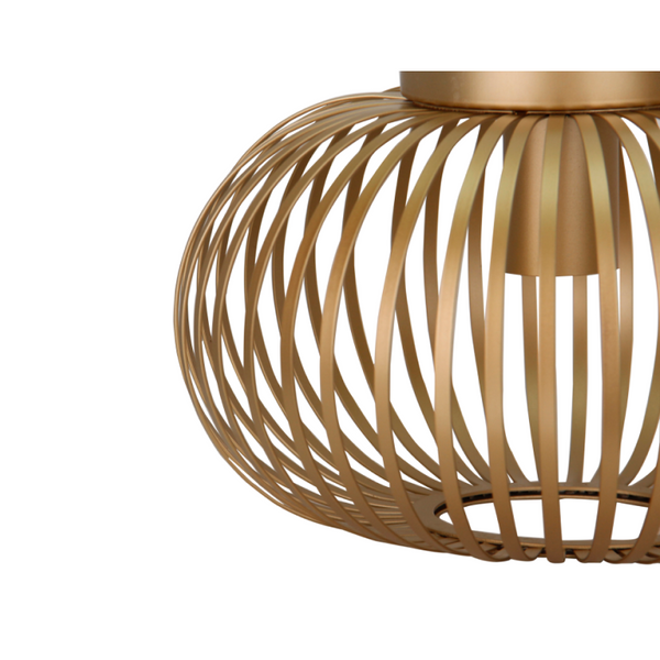 Detailaufnahme der goldenen Curvato Deckenleuchte mit modernem Design. Sie verleiht jedem Raum einen Hauch von Eleganz.