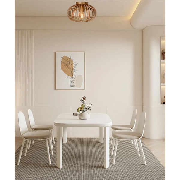 Detailaufnahme der goldenen Curvato Deckenleuchte. Ihr modernes Design verleiht jedem Raum einen Hauch von Eleganz.