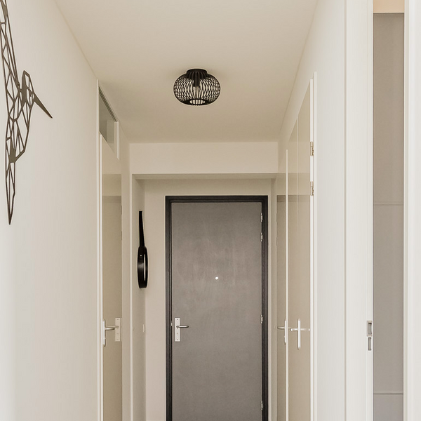 Detailfoto der schwarzen Curvato Deckenleuchte. Ihr industrielles Design fügt jedem Raum eine moderne Note hinzu.