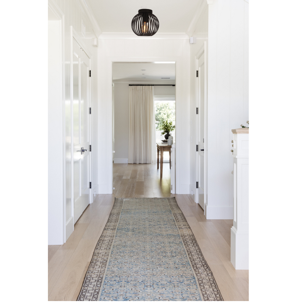Detailaufnahme der schwarzen Curvato Deckenleuchte mit industriellem Flair.