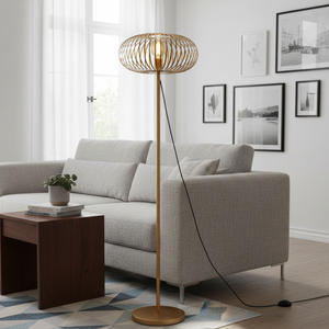 Goldene Stehleuchte Curvato mit modernem Design verleiht jedem Raum einen Hauch von Eleganz und Wärme.