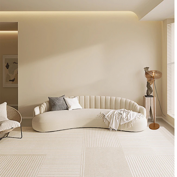 Detailfoto der goldenen Curvato Stehleuchte mit modernem Design.