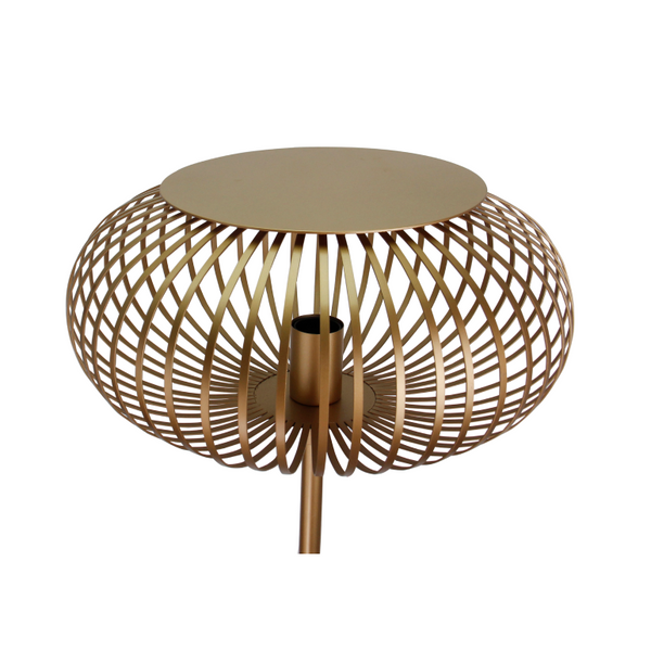 Detailansicht der goldenen Curvato Stehleuchte. Diese moderne Leuchte verleiht jedem Raum einen Hauch von Eleganz.