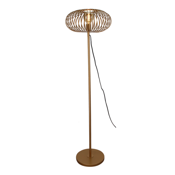 Detailaufnahme der goldenen Curvato Stehleuchte. Ihr modernes Design setzt elegante Akzente in jedem Wohnbereich.