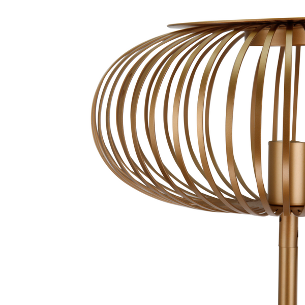 Detailansicht der goldenen Curvato Stehleuchte mit modernem Design. Sie verleiht jedem Raum einen Hauch von Eleganz.