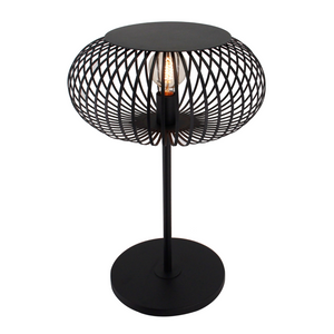 Die schwarze Stehleuchte Curvato vereint industriellen Chic mit modernem Design. Perfekt für stilvolle Akzente im Wohnraum.