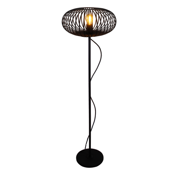 Detailaufnahme der schwarzen Stehleuchte Curvato mit industriellem Flair. Perfekt für eine moderne, stilvolle Einrichtung.