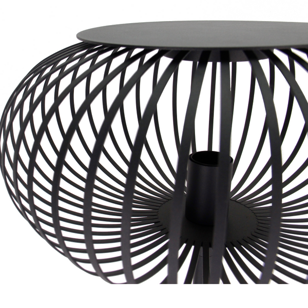 Detailaufnahme der schwarzen Curvato Stehleuchte mit industriellem Flair.