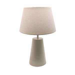 Der sandfarbene Lampenfuß Faro bringt natürliche Eleganz in Ihr Zuhause.