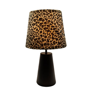 Der schwarze Lampenfuß Faro in zeitlosem Design fügt sich harmonisch in jedes Raumkonzept ein. Ideal für individuelle Lampen.