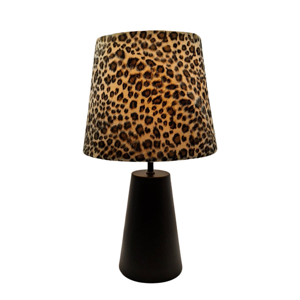 Der schwarze Lampenfuß Faro in zeitlosem Design fügt sich harmonisch in jedes Raumkonzept ein. Ideal für individuelle Lampen.