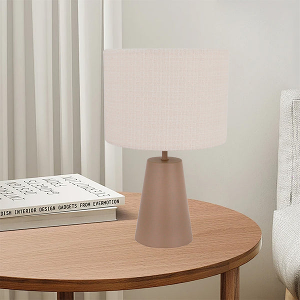 Detailaufnahme der Faro Tischleuchte in sanftem Taupe. Diese Leuchte bringt Wärme und Gemütlichkeit in jeden Raum.