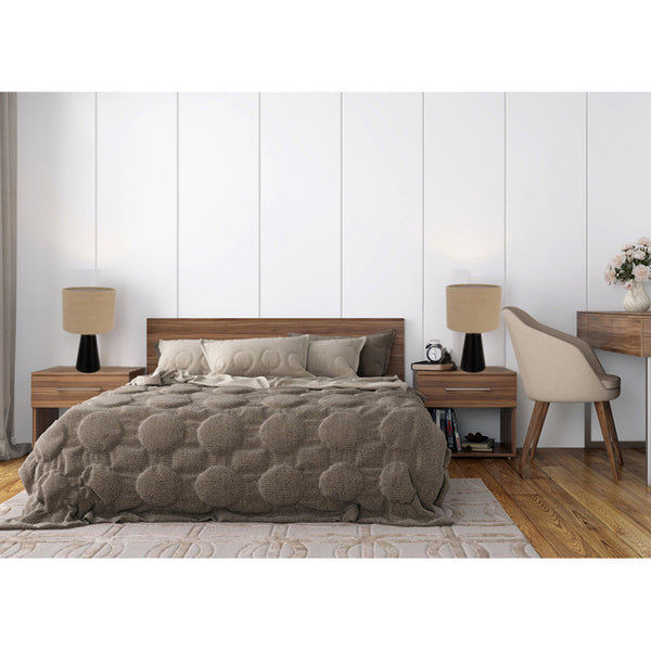 Detailaufnahme der Faro Tischleuchte in sanften Sand- und Schwarznuancen. Ideal für eine gemütliche Atmosphäre im Wohnzimmer.
