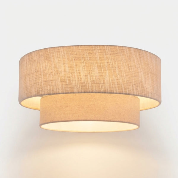 Die Trilo Deckenleuchte in sanftem Beige bringt Ruhe und Harmonie in Ihr Zuhause. Ideal für einen entspannten Wohnraum.