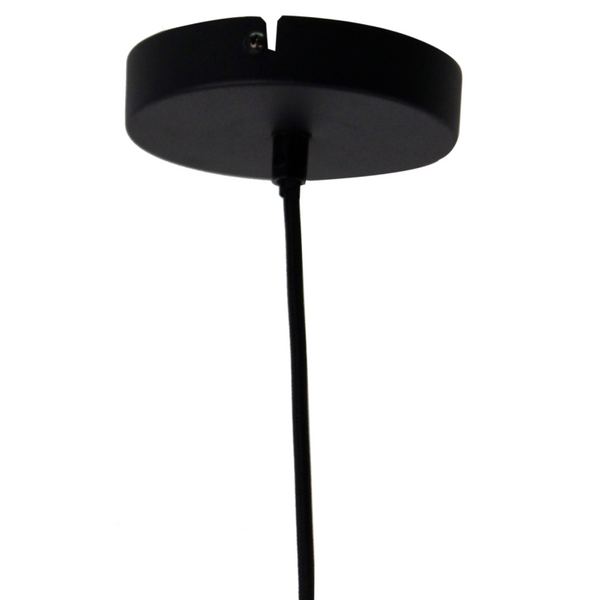 Detailaufnahme der schwarzen Cipolle Pendelleuchte. Ihr modernes Design setzt elegante Akzente über jedem Esstisch.