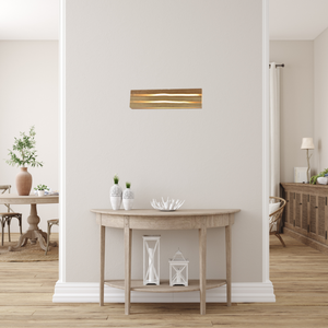 Die Wandleuchte in Holzoptik bringt ländlichen Charme in Ihr Zuhause. Ideal für eine gemütliche Atmosphäre im Raum.