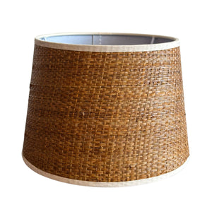 Der hellbraune Lampenschirm aus der Jute-Serie bringt modernes Flair in Ihr Zuhause. Er verleiht jedem Raum eine warme Note.