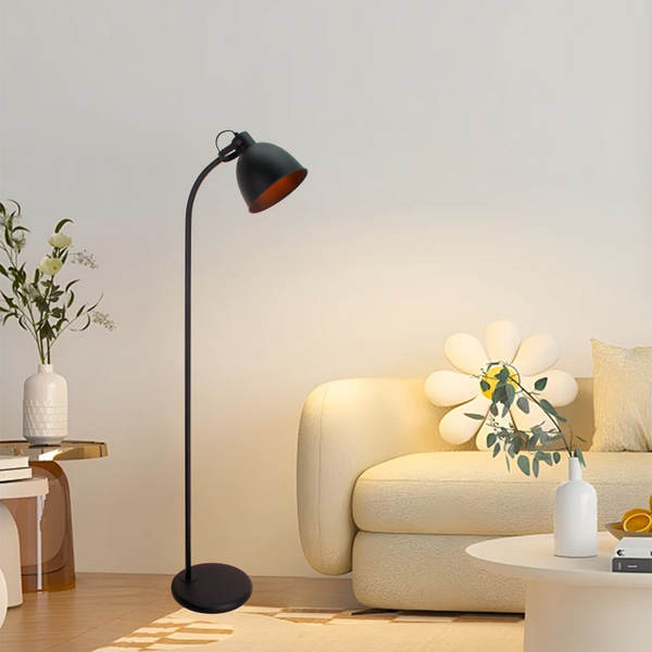 Detailaufnahme der schwarzen Stehleuchte Koen mit elegantem Design. Perfekt für gemütliche Leseecken und stilvolle Akzente.