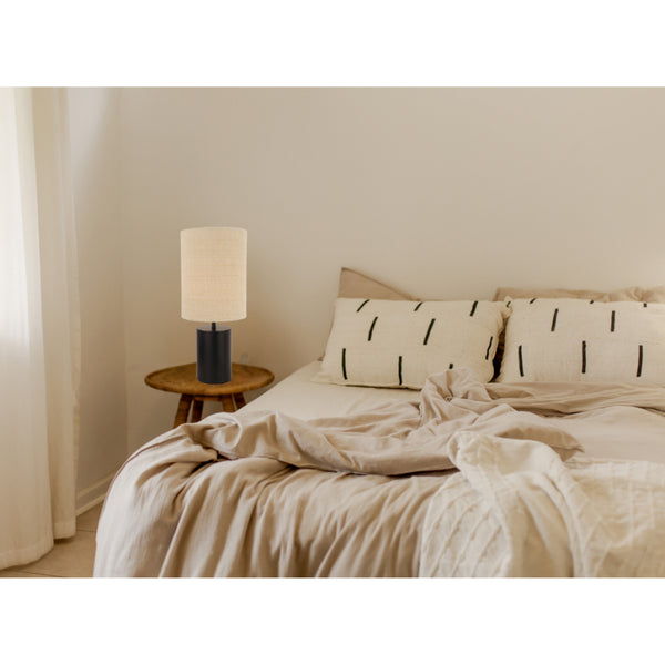 Detailaufnahme der schwarzen Lagos Tischleuchte mit modernem Design. Sie bringt Eleganz und Stil in jeden Wohnraum.